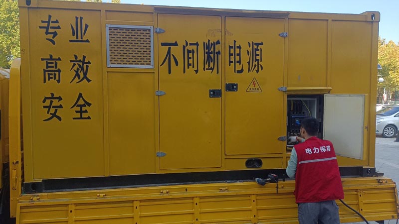 西乌珠穆沁柴油发电机组和UPS电源配合使用时，如何避免切换过程中的电力中断？
